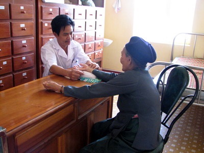 TTYT huyện Vĩnh Thạnh đẩy mạnh việc khám chữa bệnh bằng y học cổ truyền.
