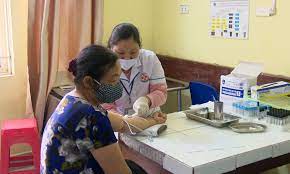 Trạm y tế xã Vĩnh Hoà chú trọng công tác khám, chữa bệnh chăm sóc sức khỏe cho người dân